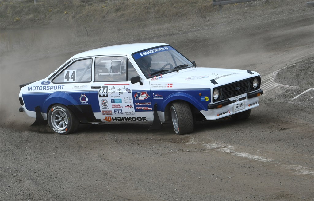 Flemming Hansen klarer sig fint med sin veltrimmede Ford Escort RS2000 uanset, om der skal køres på grus eller asfalt. Han kan det der med powersliding.
(Foto: specialpress@gmail.com)